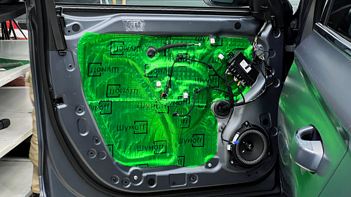 Оклейка технологических отверстий двери Джили Монжаро